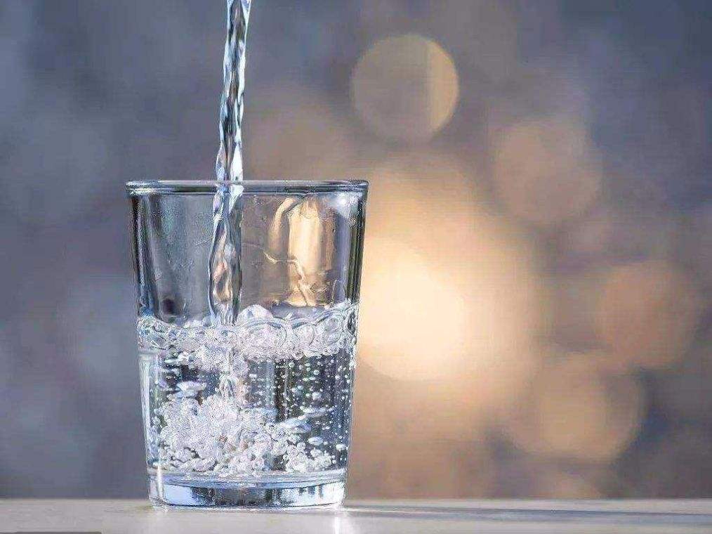 健身中补水你真的喝对了吗？喝水还是运动饮料？
